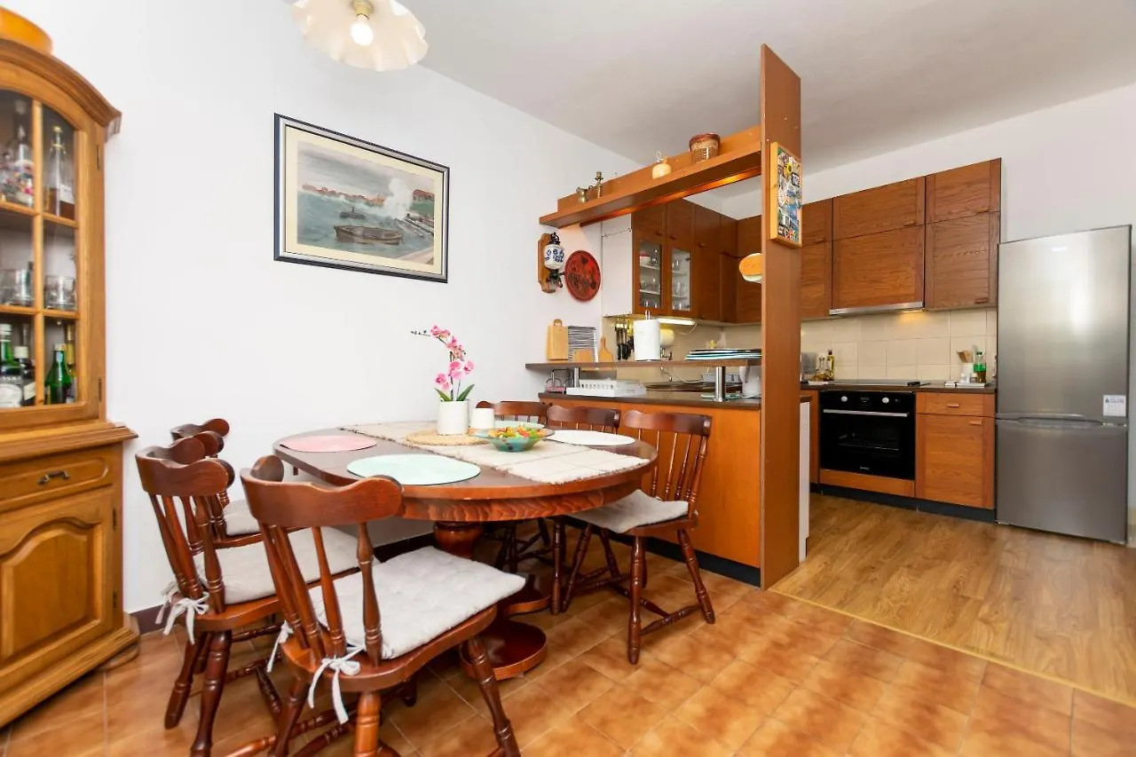 Apartment Tonia Kastela Croatia